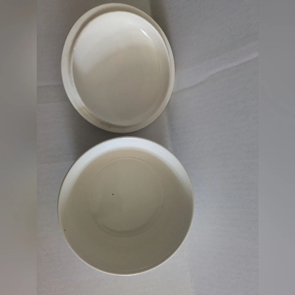Lenox HOLIDAY Small Covered Casserole Dish. Great Condition